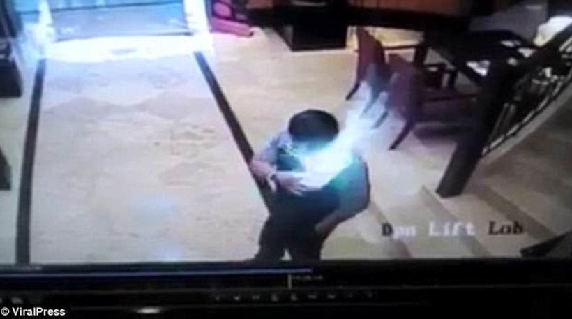 Εξερράγη το κινητό στην τσέπη του και πήγε να καεί ζωντανός (βίντεο)